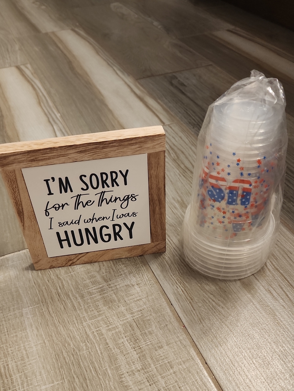 NWT Hungry Sign & 8 Plastic USA Cups Bundle